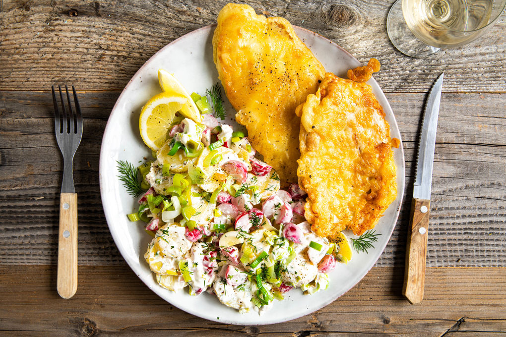 Bio-Hähnchenfilet im Backteig dazu Kartoffel-Radieschen-Salat mit Dill