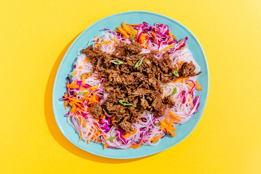 Bunte Hackfleischpfanne mit Ketjap Manis auf Glasnudelsalat mit Rotkohl und Karotten