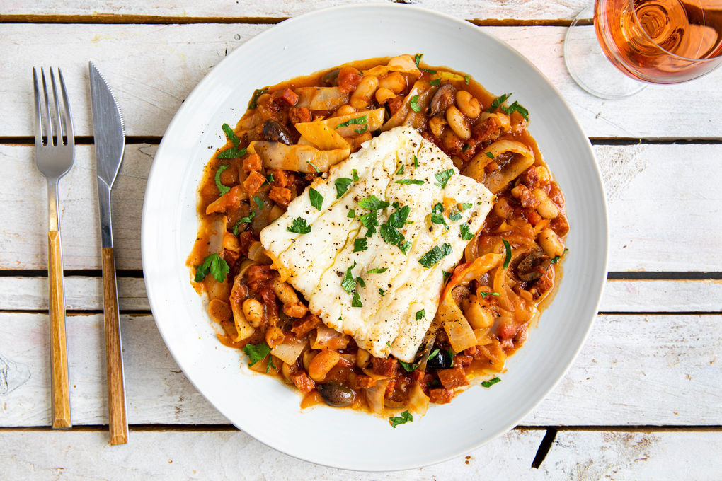 Kabeljau auf Bohnen-Chorizo-Ragout Low Carb mit Weißkohl und Oliven
