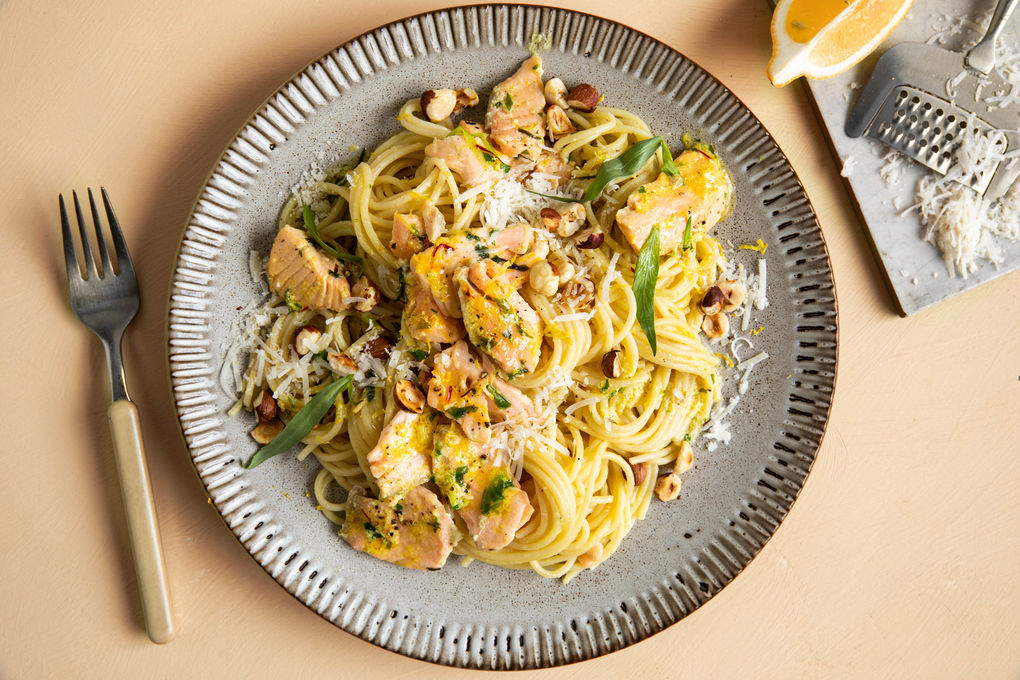 Spaghetti mit Safran und frischem Lachs mit Estragonbutter und Haselnüssen