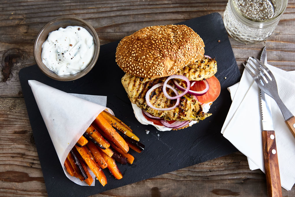 Zitroniger Hühnchen-Burger mit Karotten-Pommes und Estragondip