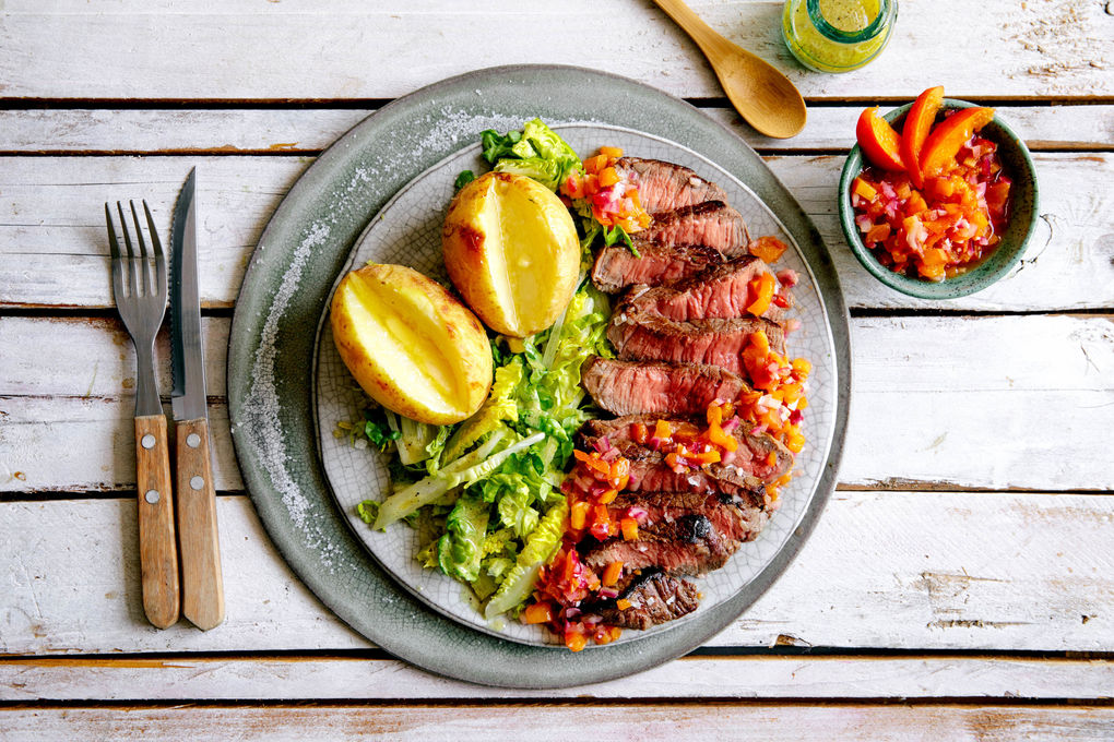 Bio-Rinderhüftsteak mit Backkartoffeln und Aprikosen-Zwiebel-Relish