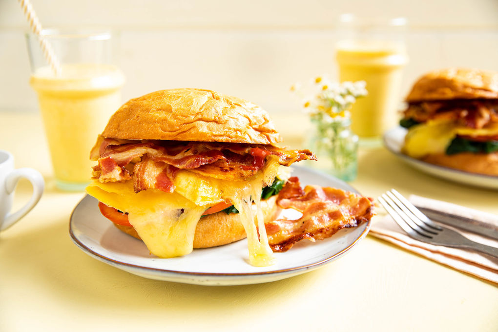 Special: Frühstücksburger mit Ei & Speck dazu indischer Orangenlassi