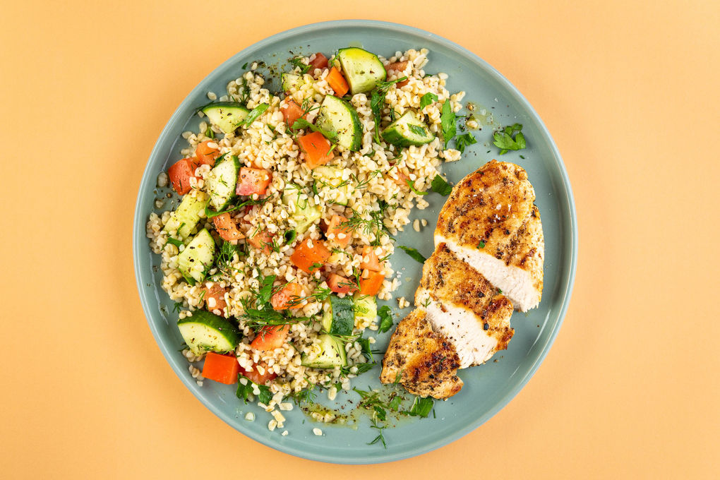 Aromatisches Za’atar-Hähnchen mit buntem Bulgursalat