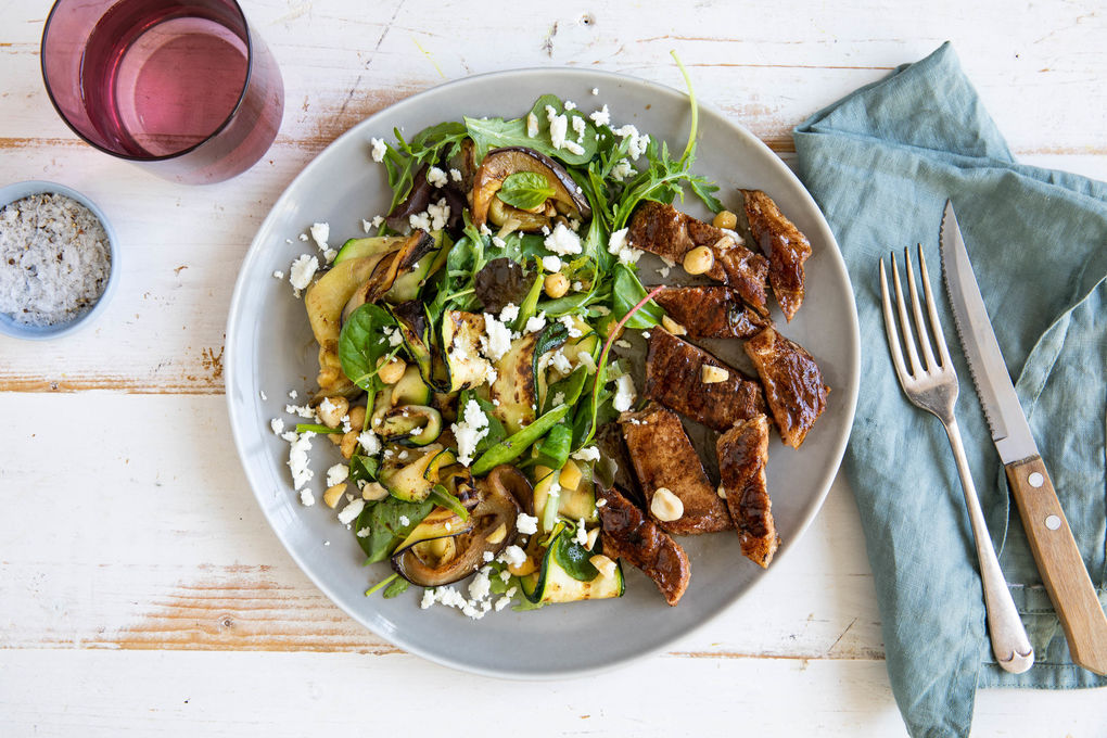 Balsamico-Schweinesteaks mit Grillgemüse-Salat, Hirtenkäse und Nüssen