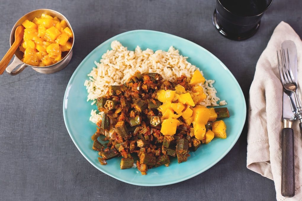 Scharfer Okra-Eintopf mit Reis und Mango-Chutney
