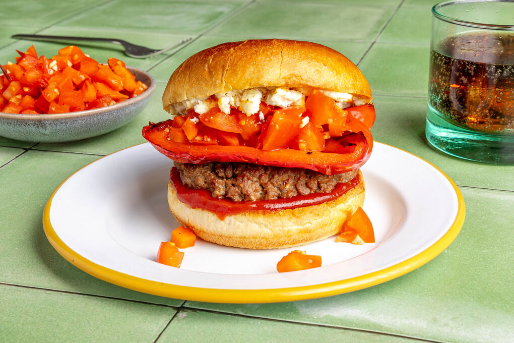 Mehr-Beef-Burger mit gegrillter Paprika im käseknusprigen Brötchen