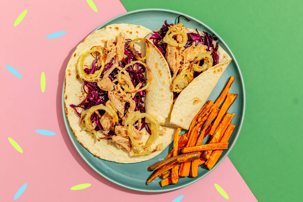 Pulled-Chicken-Wraps mit Rotkohl dazu Knusperzwiebeln und Süßkartoffelpommes