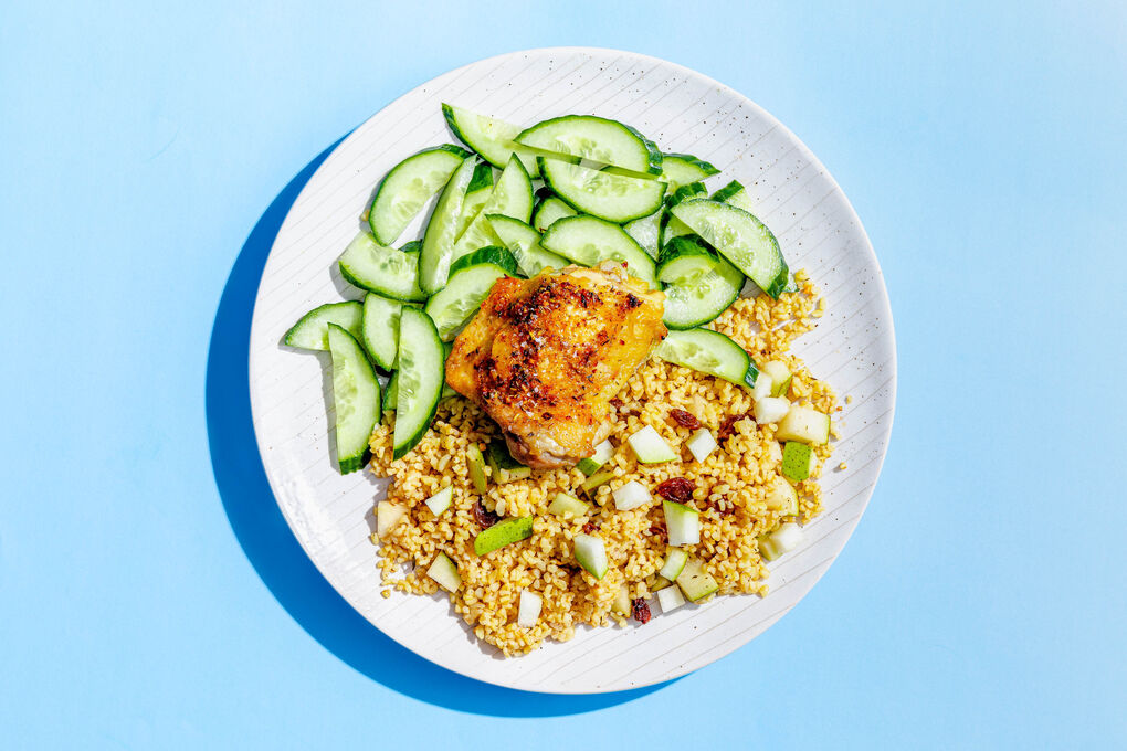 Griechische Hähnchenkeule mit Gurkensalat auf fruchtig-würzigem Bulgur