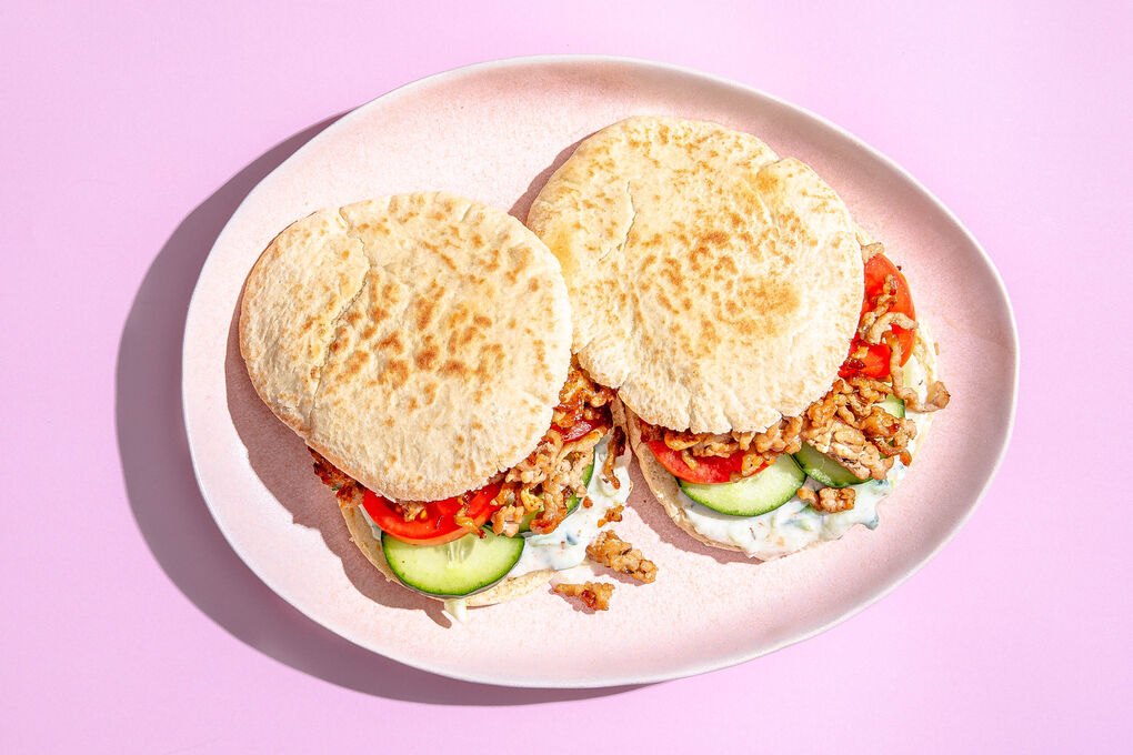 Pitasandwich mit Schweinehack und Tzatziki mit Gurke und Tomate