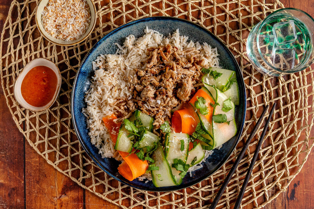 Schweinehack vietnamesische Art mit Kokosreis und Karotten-Gurken-Salat