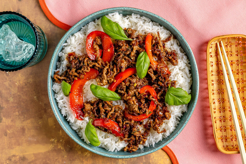Thai-Hackfleischpfanne mit Teriyakisauce mit Paprika und Basmatireis