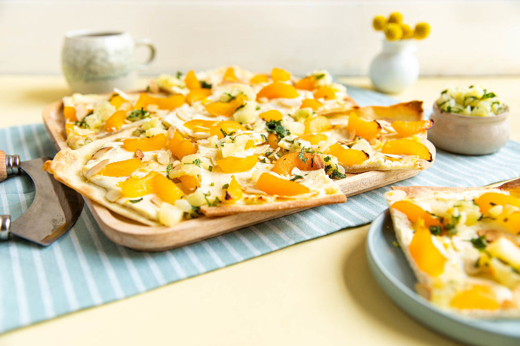 Special: Frühstücksflammkuchen mit Aprikosen und Frischkäse
