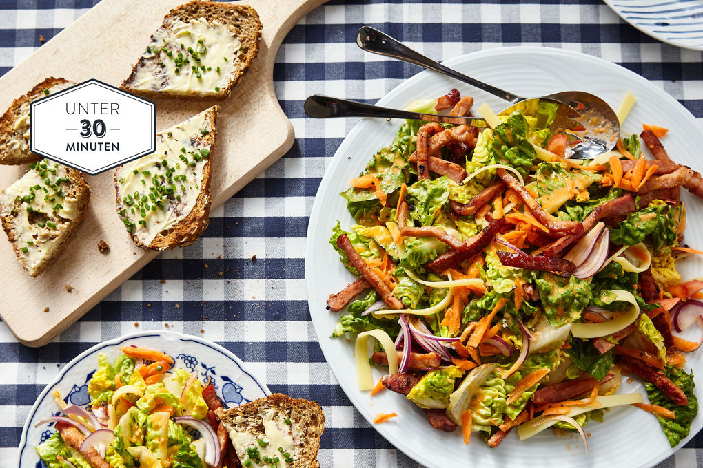 Schneller Chefsalat mit Gouda und gebratenem Kassler