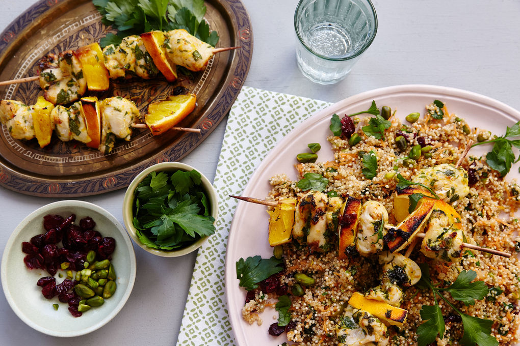 Fruchtige Hühnchenspieße mit Superfood-Quinoa-Salat