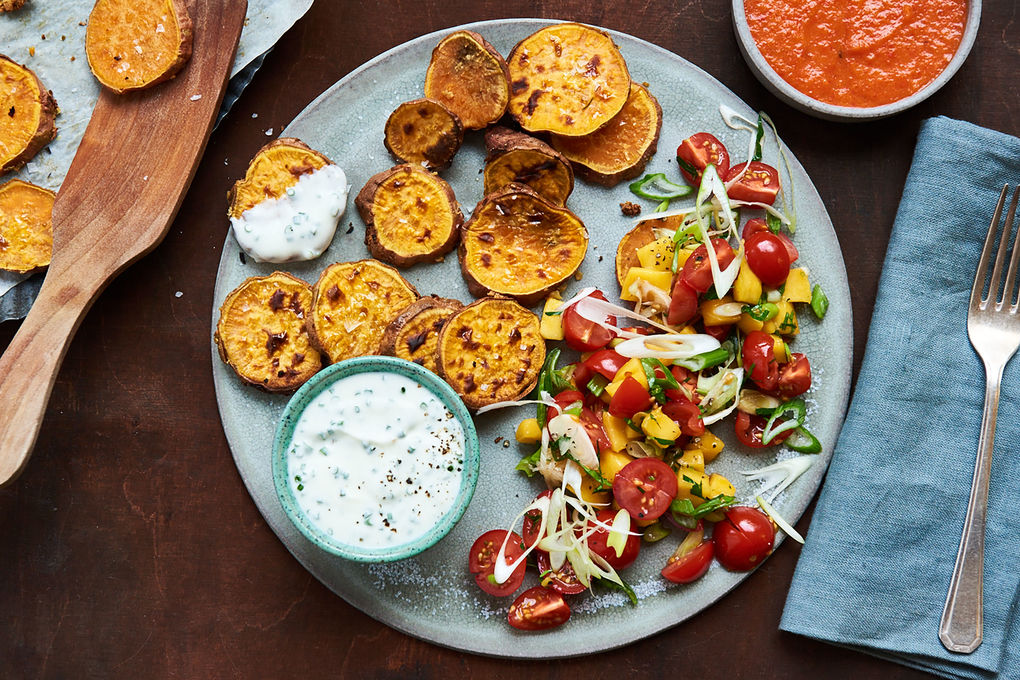 Ofen-Süßkartoffeln mit zweierlei Dips und Mango-Salsa