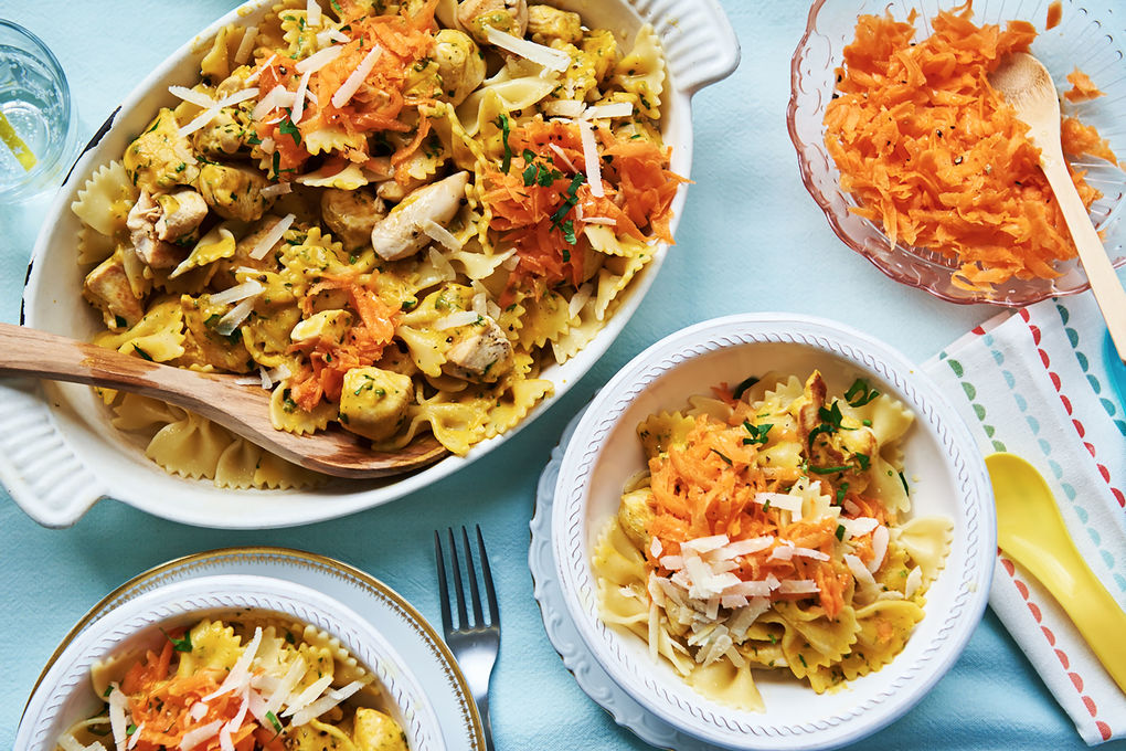 Schmetterlings-Pasta mit Karottensauce und gebratenem Huhn