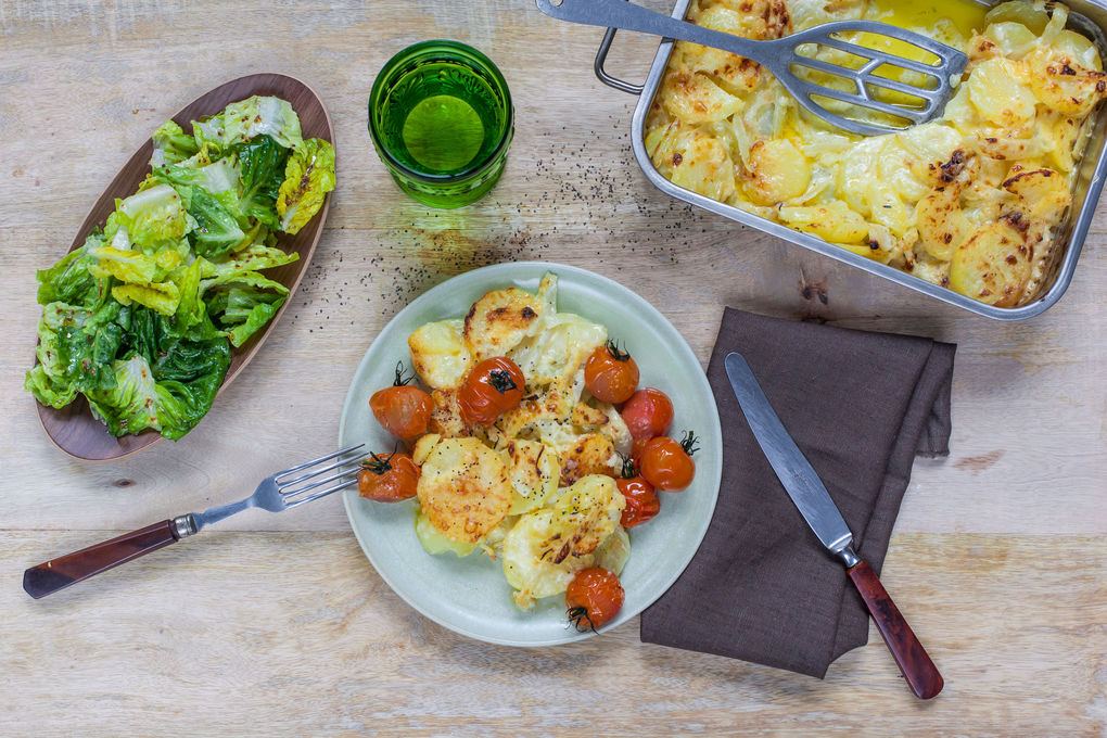 Fenchel-Kartoffel-Gratin mit Ofen-Tomaten und Romana-Salat