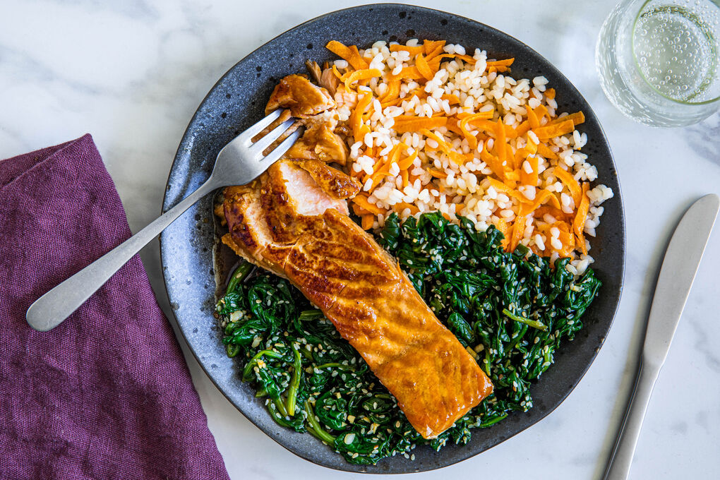 Glasiertes Lachsfilet mit Karotten-Sushireis und Sesam-Spinat