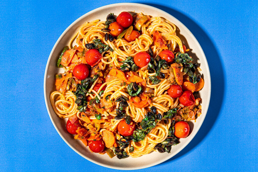 Vegane Spaghetti in Tomatensauce dazu ein Basilikum-Kürbiskern-Topping