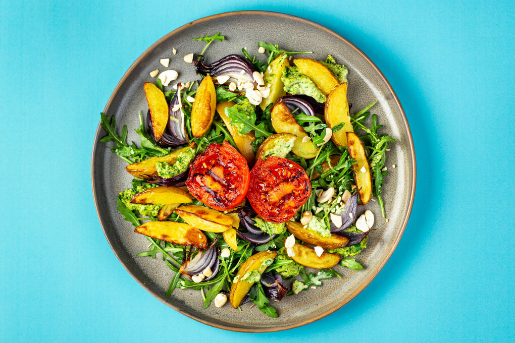 Röstkartoffeln mit Olivenpesto dazu gegrillte Tomaten und Rucola