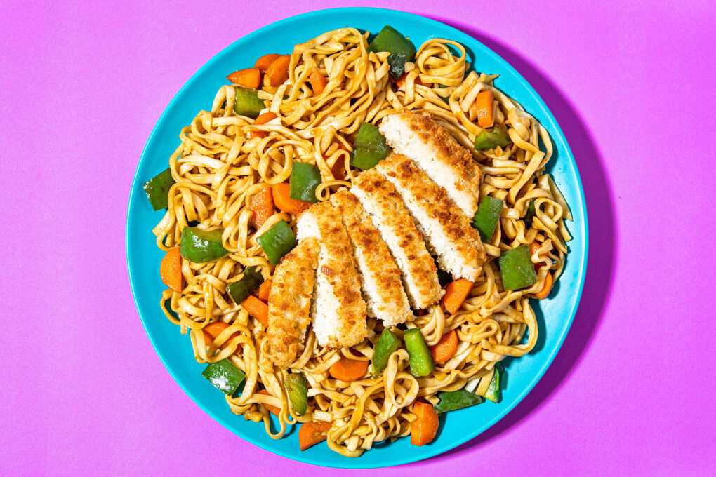 Veganes Knusperschnitzel auf Asianudeln mit Karotte und grüner Paprika