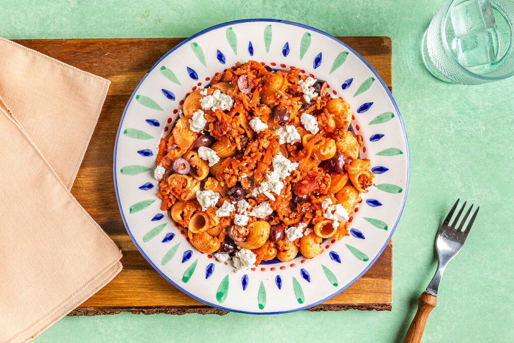 Pasta mit Bolognese und Feta griechische Art mit Oliven