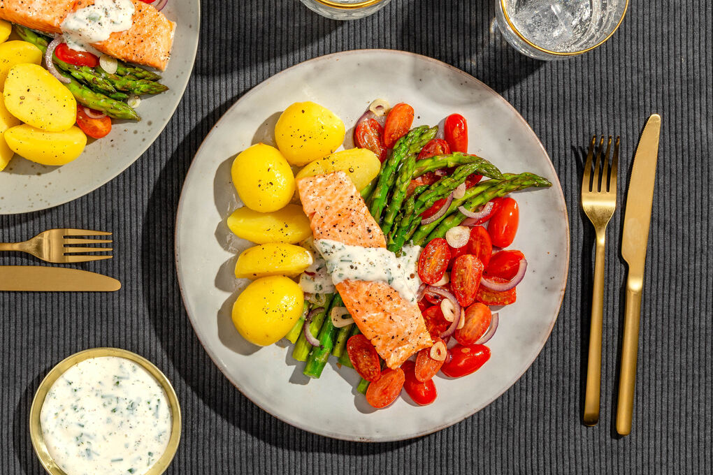 Grüner Spargel und 75°-Lachs mit Salzkartoffeln und Estragondip