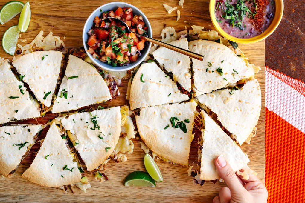 Quesadillas mit Schweinehack und Bohnenpüree mit Zucchini und Käse