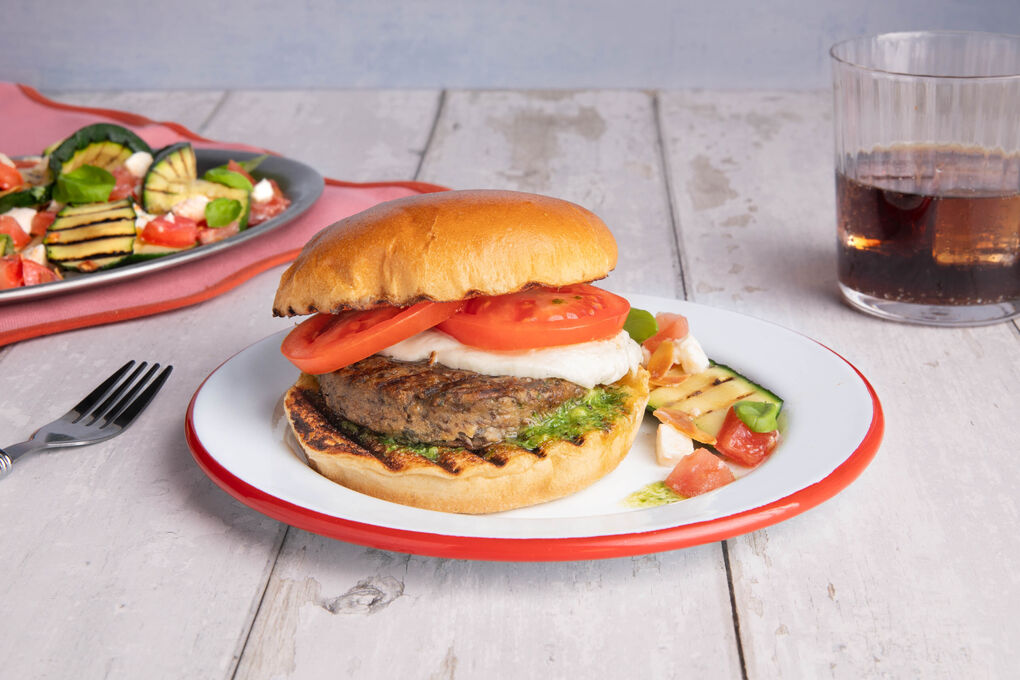 Burger à la Caprese mit Champignon-Käse-Patty und Zucchinisalat