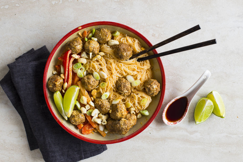 Rotes Thai-Curry mit Hackbällchen mit Glasnudeln und gerösteten Cashews