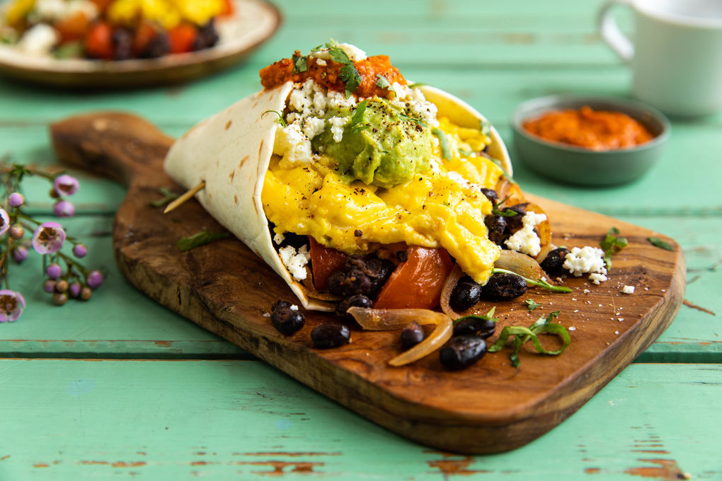 Special: Frühstücksburrito mit Käse & Ei mit Bohnen, Guacamole und pikanter Salsa