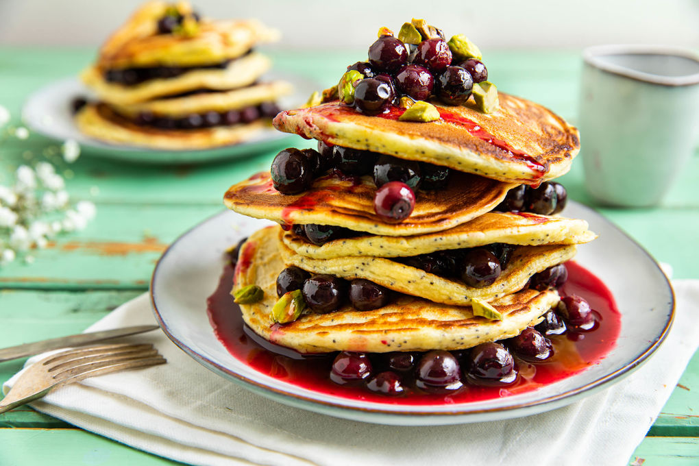 Special: Ricotta-Zitronen-Pancakes mit Mohn, dazu Blaubeersauce und Pistazien