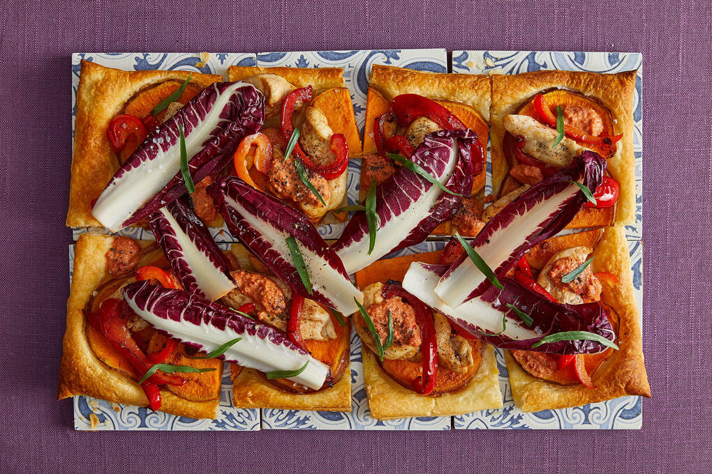Bunte Chicorée-Hähnchen-Tarte mit Muhammara und Estragon