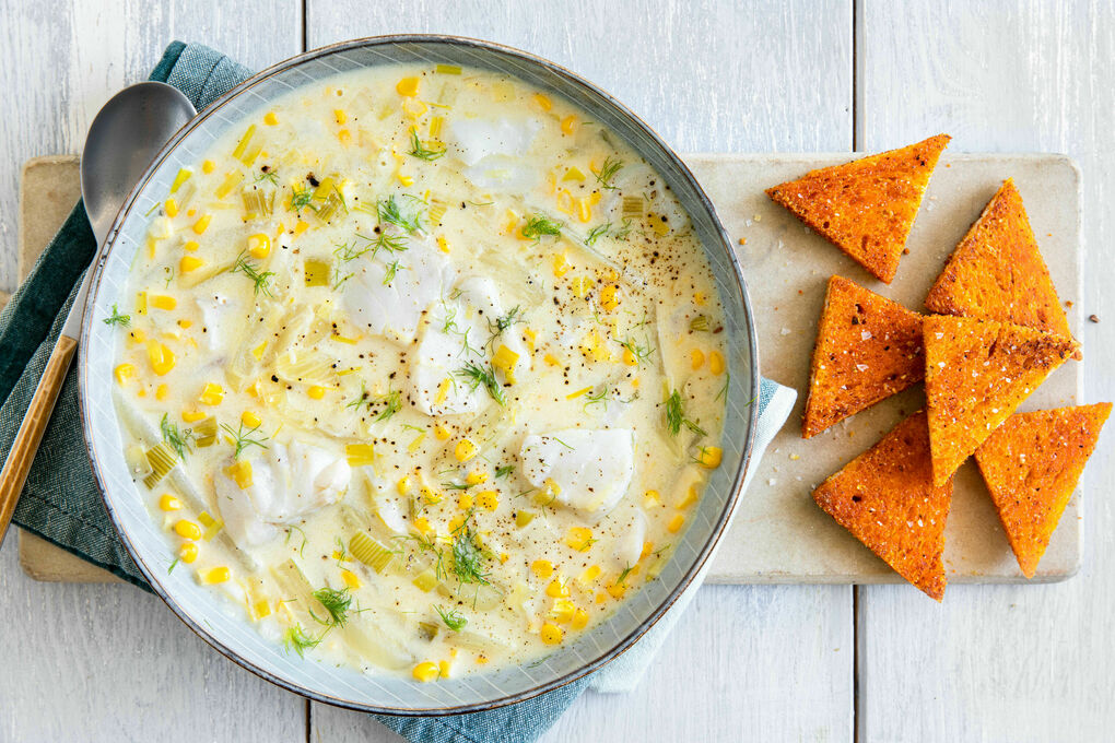 Chowder mit Kabeljau und Mais dazu Toastecken mit Cajun-Gewürz
