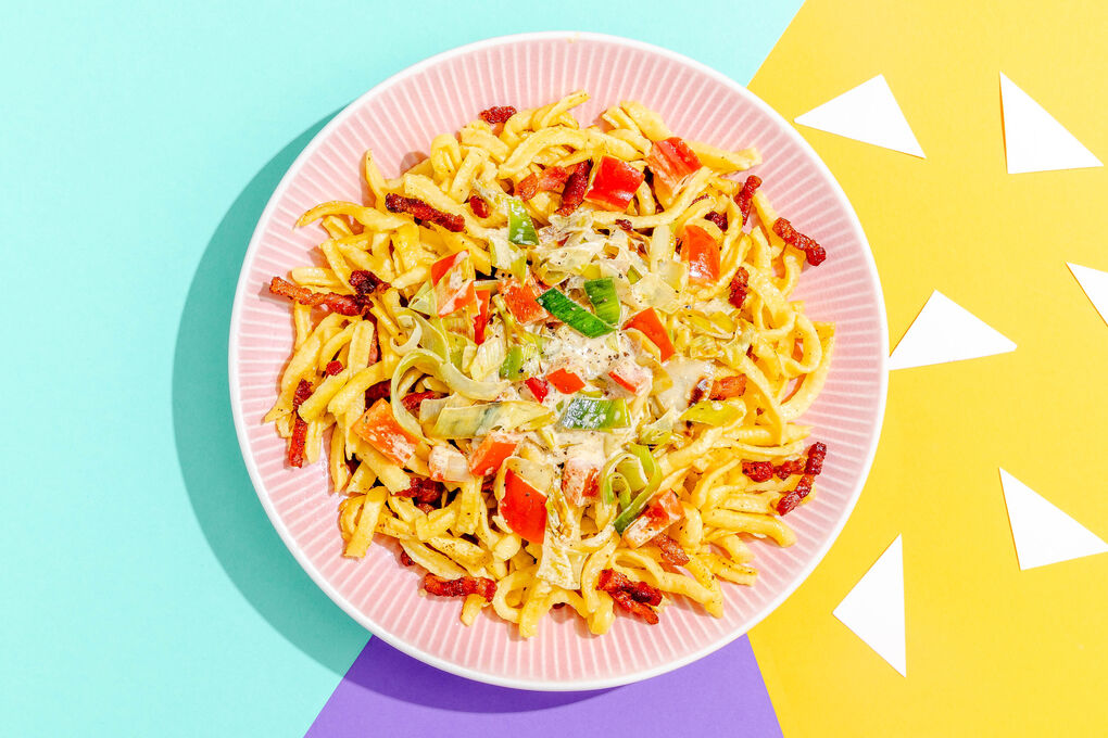 Deftige Bacon-Spätzle mit cremiger Paprika-Lauch-Sauce