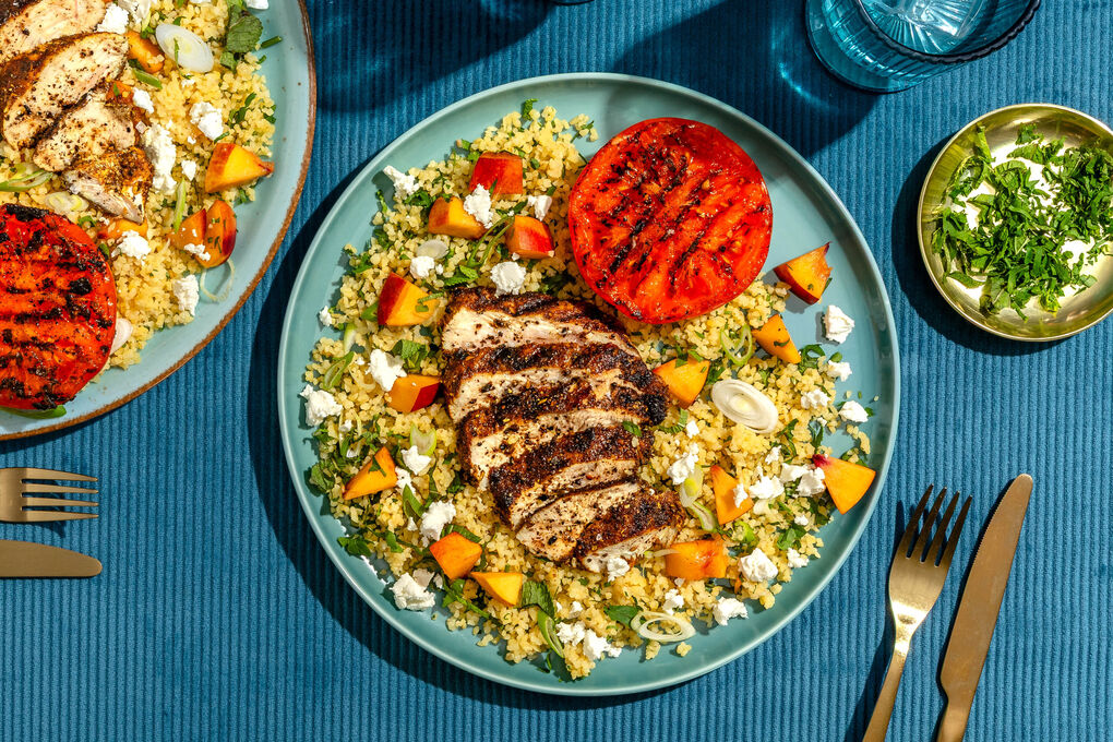 Gegrilltes Hähnchen und Tomate mit fruchtigem Nektarinen-Bulgursalat