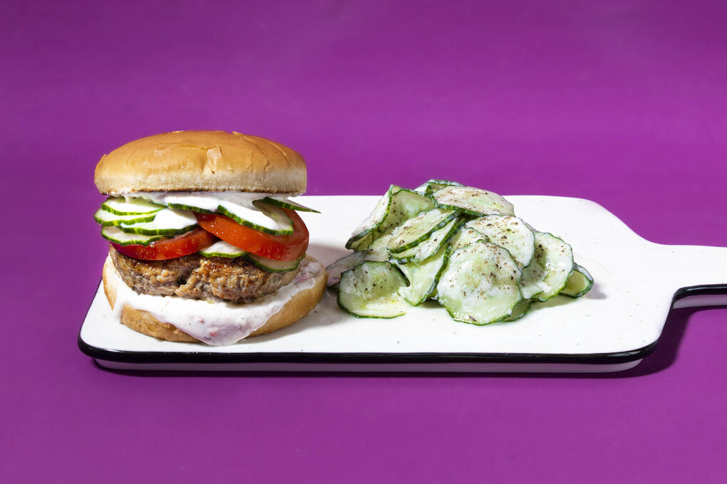 Saftiger Tzatziki-Burger mit frischem Gurkensalat