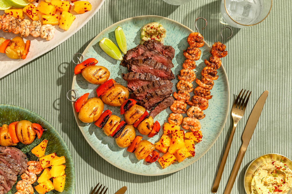 Surf’n’turf mit Garnelen & Bio-Rind dazu Kartoffel-Paprika-Spieße und Ananas