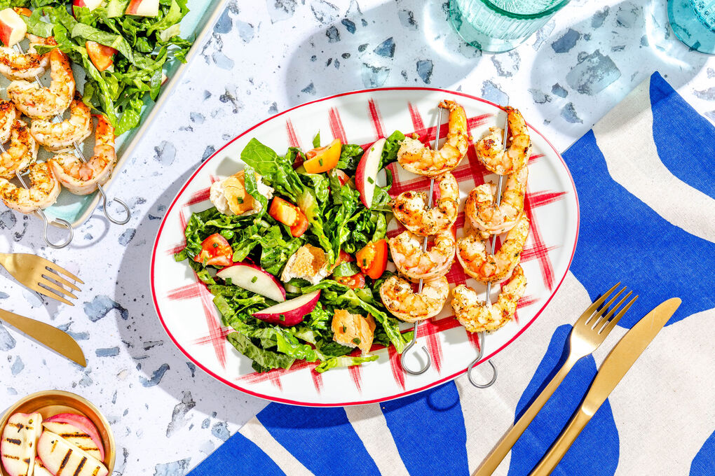 Saftige Garnelenspieße auf Panzanella mit Nektarine