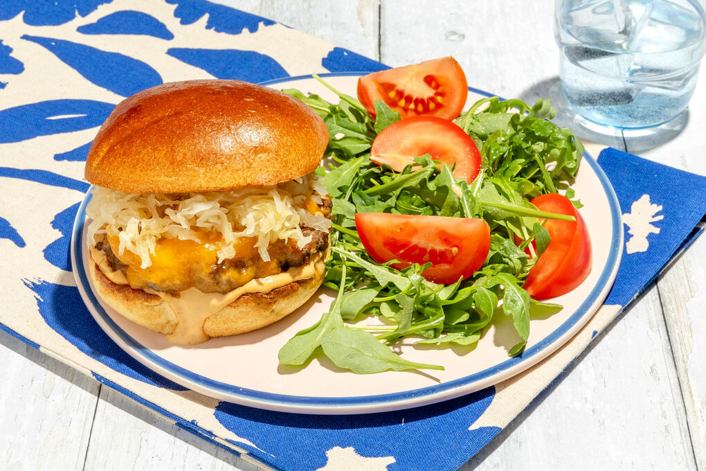 Burger mit Sauerkraut & Bio-Rinderhack dazu Rucola-Tomaten-Salat