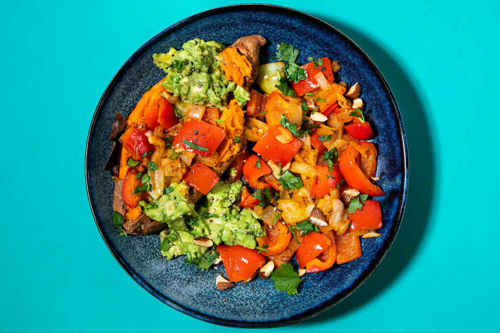 Gefüllte Süßkartoffeln mit Avocado und mexikanisch gewürzter Paprika