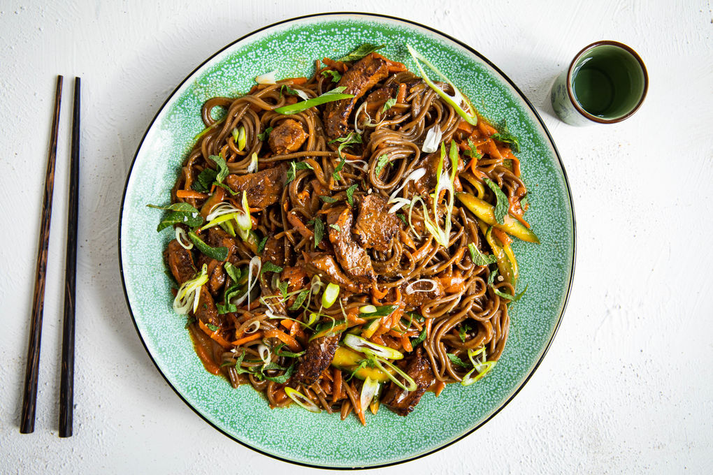 Rindfleisch-Sobanudel-Pfanne mit Gemüse und Teriyaki-Erdnuss-Sauce