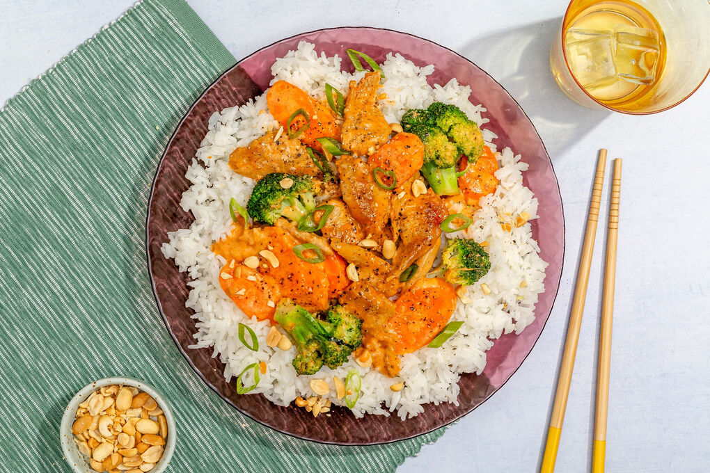 Veganes Hähnchencurry mit Gochujang auf Jasminreis mit Gemüse und Erdnüssen