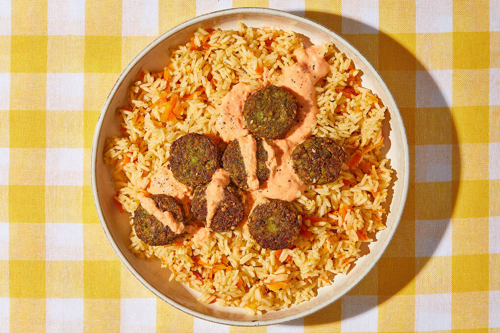 Falafeln auf griechischem Karottenreis mit cremig-würzigem Tomatendip