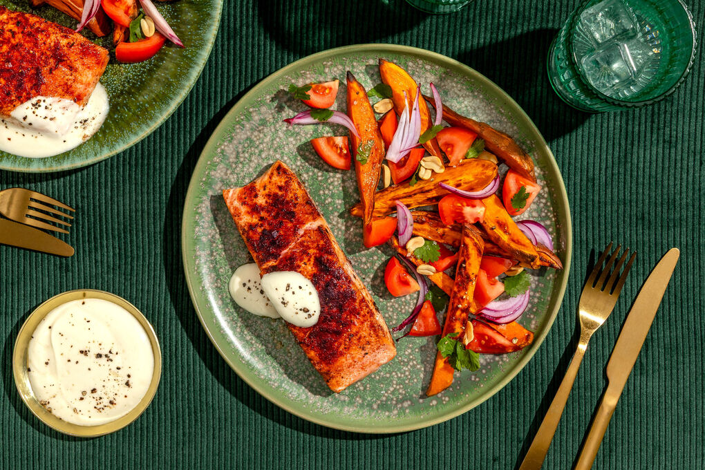 Zartes Tandoori-Lachsfilet auf warmem Süßkartoffelsalat mit Koriander