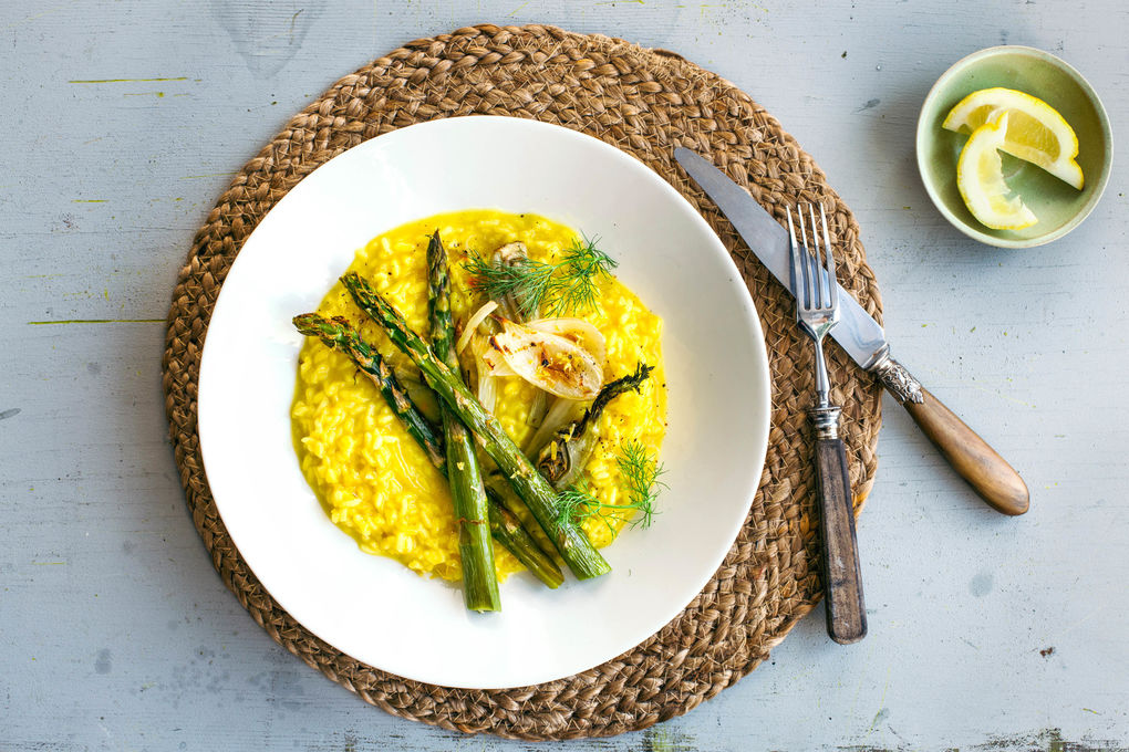 Spargel-Fenchel-Risotto mit Safran und Zitrone