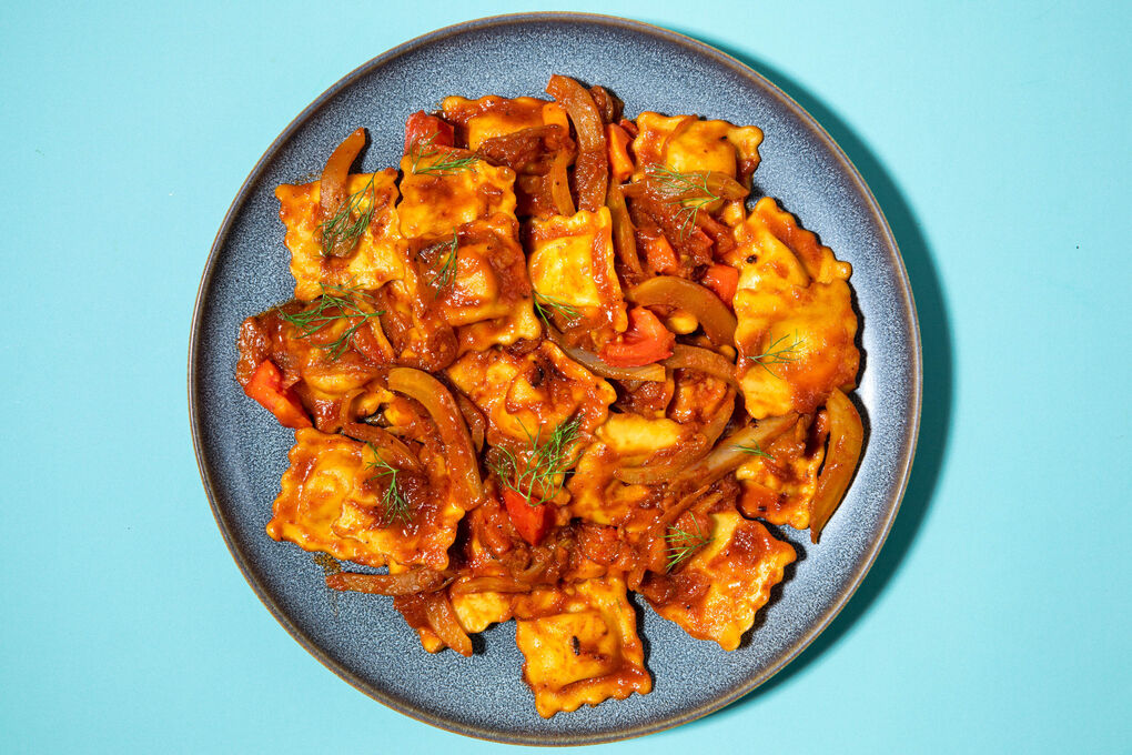 Ricotta-Spinat-Tortelli mit Fenchel garniert mit karamellisierten Schalotten