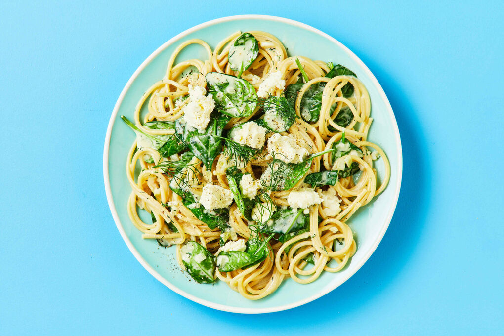 Griechische Spaghetti mit Feta in cremiger Sauce mit Spinat und Dill