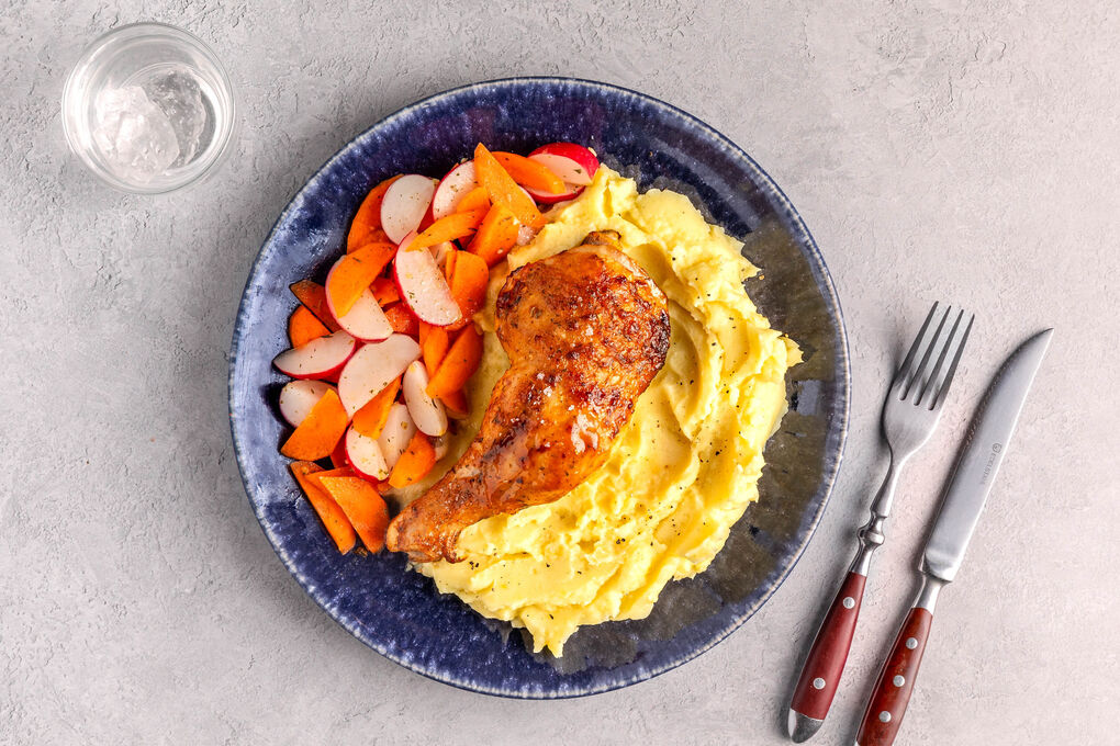 Hähnchenschenkel mit Kartoffelpüree und Radieschen-Karotten-Salat